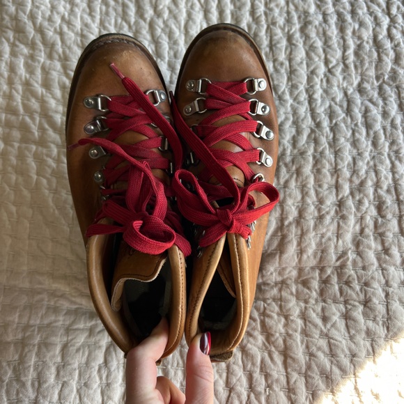 Danner Cascade Tan Leather Hiking Boots with Red Laces - Picture 5 of 8